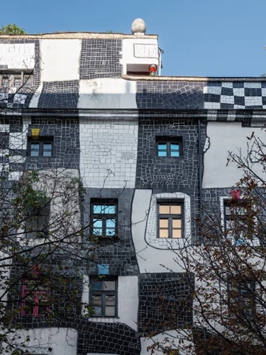 Αρχιτεκτονική «έξω απ’ το κουτί» απ’ τον Friedensreich Hundertwasser. © Shutterstock