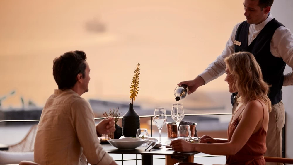Santo Maris Oia Luxury Suites & Spa: Όταν η βιωσιμότητα συστήνεται στη γαστρονομική σκήνη της Σαντορίνης - εικόνα 1