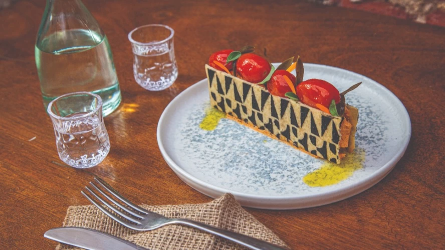 Τοπικές γεύσεις με μοντέρνο ύφος σερβρίρουν ο «Βραδύπους» και η ομάδα του στο κάστρο της Χίου © Λεωνίδας Τούμπανος