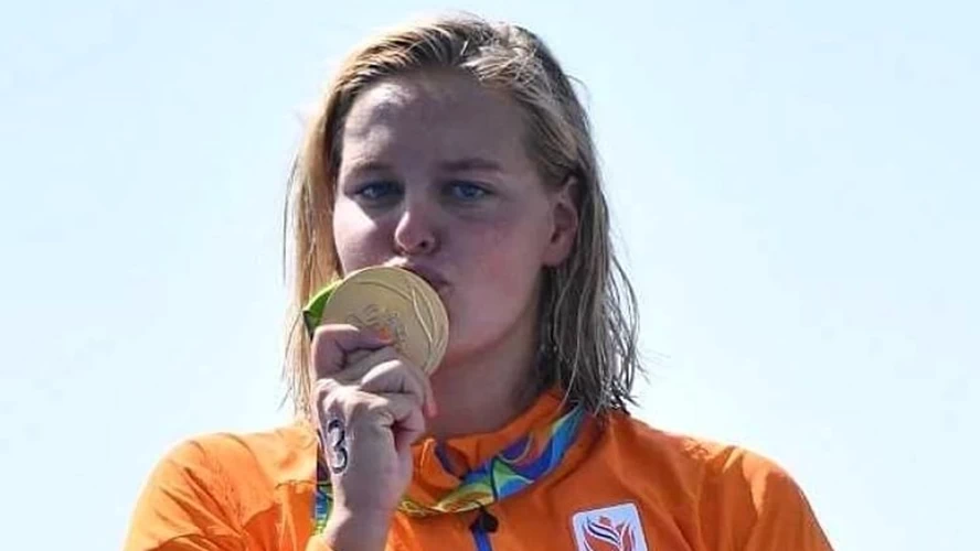 Η χρυσή και αργυρή Ολλανδή Ολυμπιονίκης στην κολύμβηση ανοιχτής θαλάσσης Sharon van Rouwendaal θα βρεθεί στη Σαντορίνη ©️ Facebook/Instagram Sharon van Rouwendaal