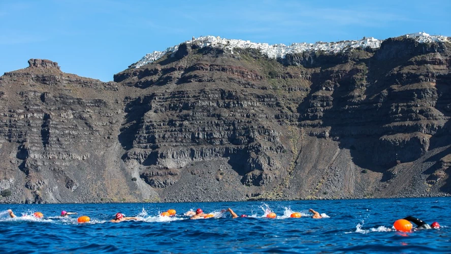 Κολύμβηση από το Ηφαίστειο προς τον Όρμο Φηρών στο Santorini Experience ©️ Danijela Bogdanovic 