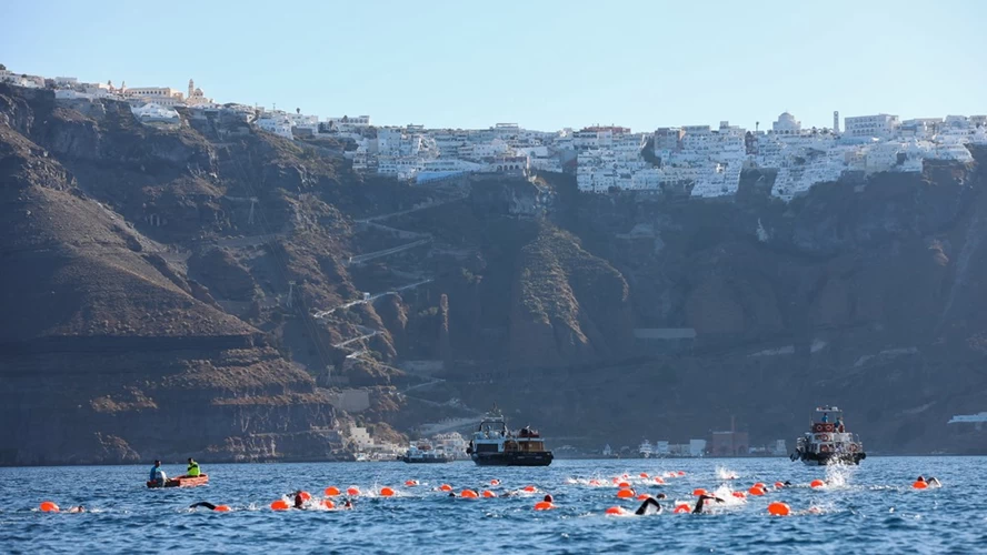 Κολύμβηση από το Ηφαίστειο προς τον Όρμο Φηρών στο Santorini Experience ©️ Danijela Bogdanovic