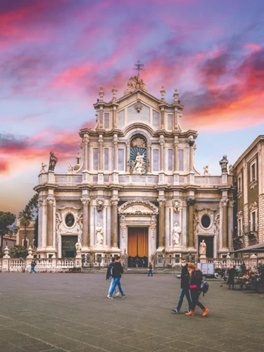Ο καθεδρικός ναός της Κατάνια περιβάλλεται από όμορφα cafés. ©  TJan Cattaneo / Shutterstock.com