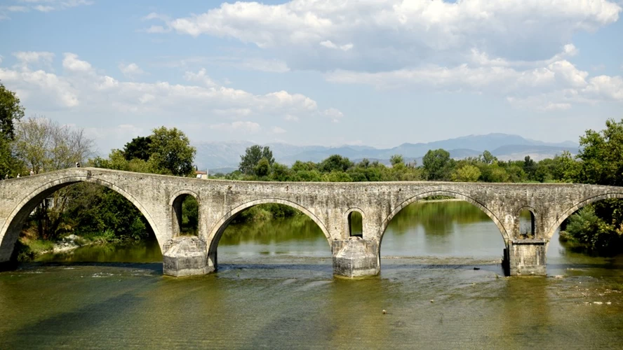Το περίφημο Γεφύρι της Άρτας, φορτωμένο με θρύλους, αποτελεί τοπόσημο της περιοχής © Ελευθερία Βασιλειάδη