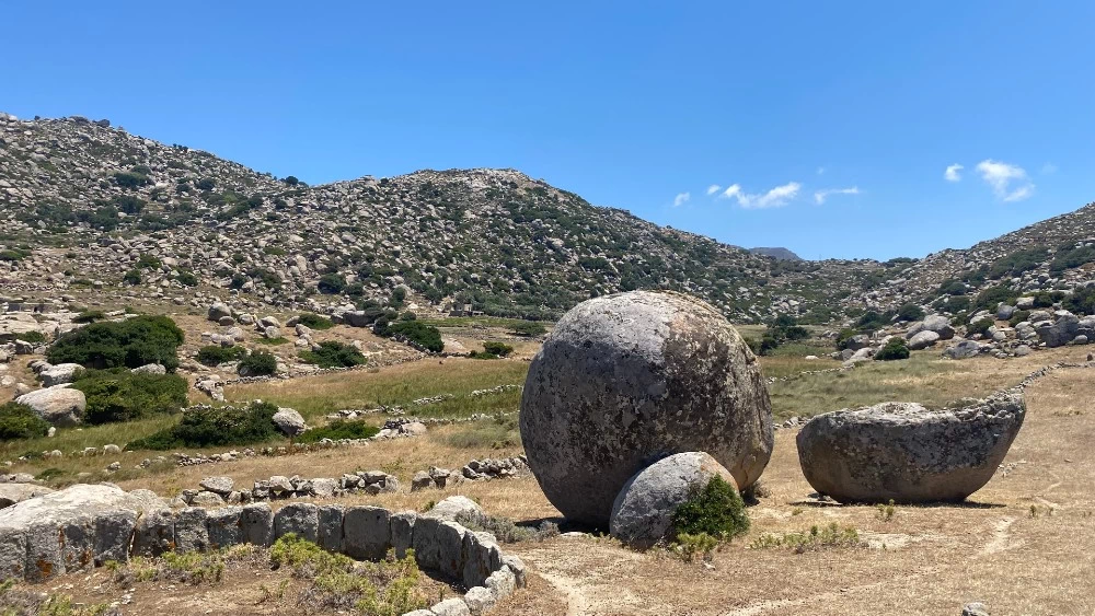 10 λόγοι που δεν σε νοιάζει όταν φυσάει αλύπητα στην Τήνο - εικόνα 1