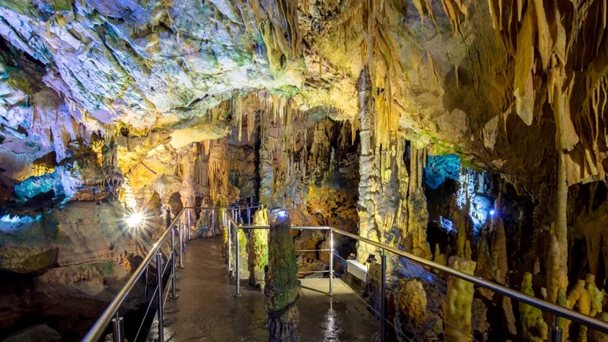 Η εντυπωσιακή διαδρομή μέσα στο σπήλαιο του Διρού διαρκεί περίπου 25 λεπτά. © Shutterstock.com