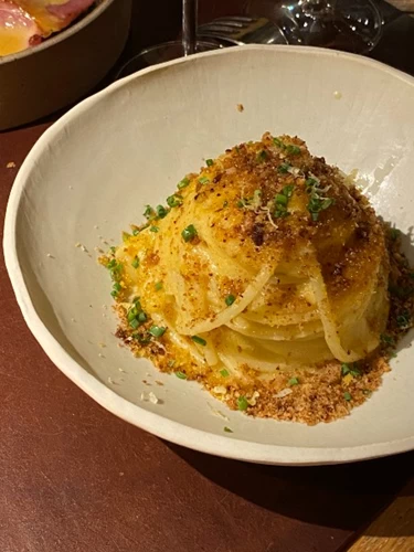 Τα ζυμαρικά aglio oglio με αβγοτάραχο στο «UVA» θα σας βάλουν σβέλτα σε παντοβέζικο κλίμα. 