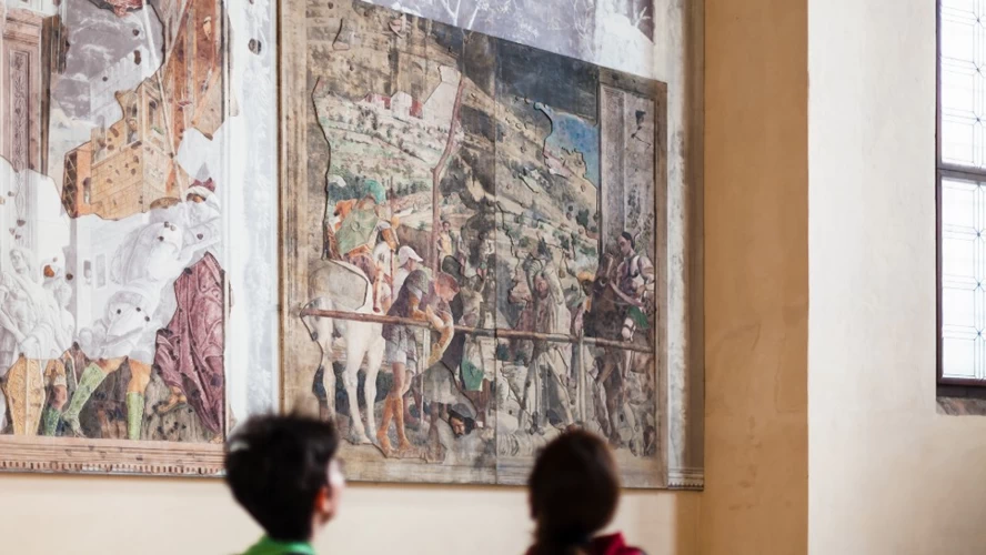 Το ιδιότυπο «παζλ» από ό,τι περισωθηκε από τα fresco του Mantegna μουδιάζει τον επισκέπτη της Chiesa degli Eremitani. © Shutterstock.com