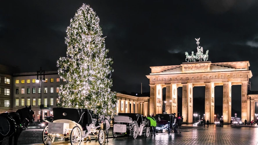 Στολισμένη χριστουγεννιάτικα η Πύλη του Βρανδεμβούργου στην καρδιά του Βερολίνου. © Shutterstock.com