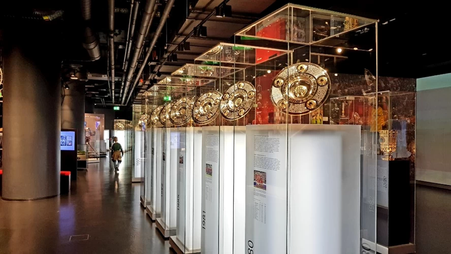 Επίσκεψη στο Μουσείο της FC Bayern, όπου «τρέχει» η έκθεση «50 χρόνια Ολυμπιακό Στάδιο Μονάχου – Η FC Bayern κάτω από την τέντα». © Shutterstock.com