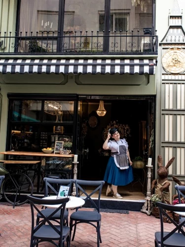 Το café «Mary Poppins» πασπαλίζει με μαγεία τα λαχταριστά γλυκά του © Λένα Γκόβαρη