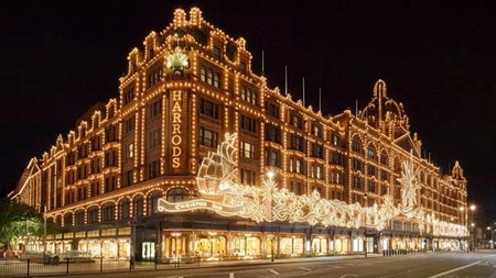 O οίκος Dior μεταμόρφωσε το Harrods στο πιο λαμπερό Χριστουγεννιάτικο μπισκοτόσπιτο