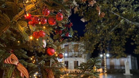 Η Χριστουγεννιάτικη Βαμβακού αποκαλύπτεται… με «Ένα φως αναμμένο» και τον Νίκο Πορτοκάλογλου