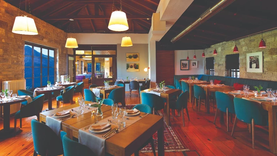 Μοντέρνες ελληνικές γεύσεις και φαντασμαγορική θέα θα απολαύσετε στο εστιατόριο «Salvia» στην Αρίστη. 