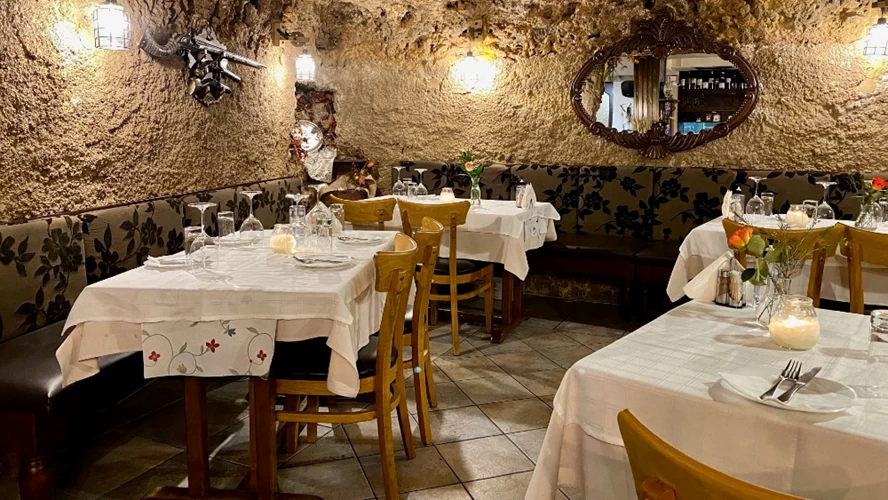 Τα τραπέζια του εστιατορίου «Βεργιώτικο» στρώνονται μέσα σε σπηλιά που επικοινωνεί με τα παλιά τείχη της Βέροιας. 