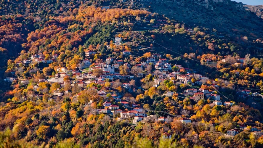 Όλο το ανάγλυφο της ορεινής Ελλάδας αντανακλάται στα Άνω Δολιανά © Shutterstock.com