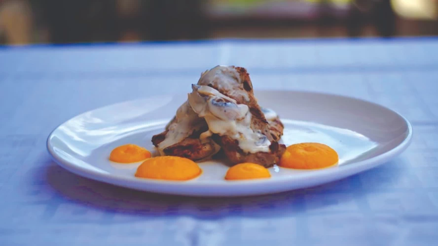 Πιάτα βγαλμένα απ' την παράδοση με κρέατα του βουνού στο εστιατόριο «Χάραμα».