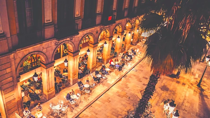 Τα τραπεζάκια είναι πάντοτε γεμάτα πια στη Βαρκελώνη, εντός και εκτός των τειχών. © Shutterstock.com