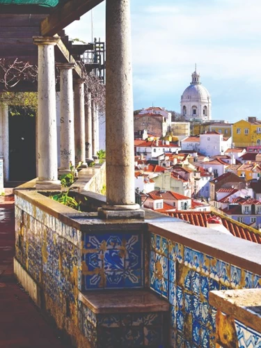 Το miradouro της Santa Luzia, δίπλα στην ομώνυμη εκκλησία, είναι απ’ τα πιο ρομαντικά της πόλης. © Shutterstock.com