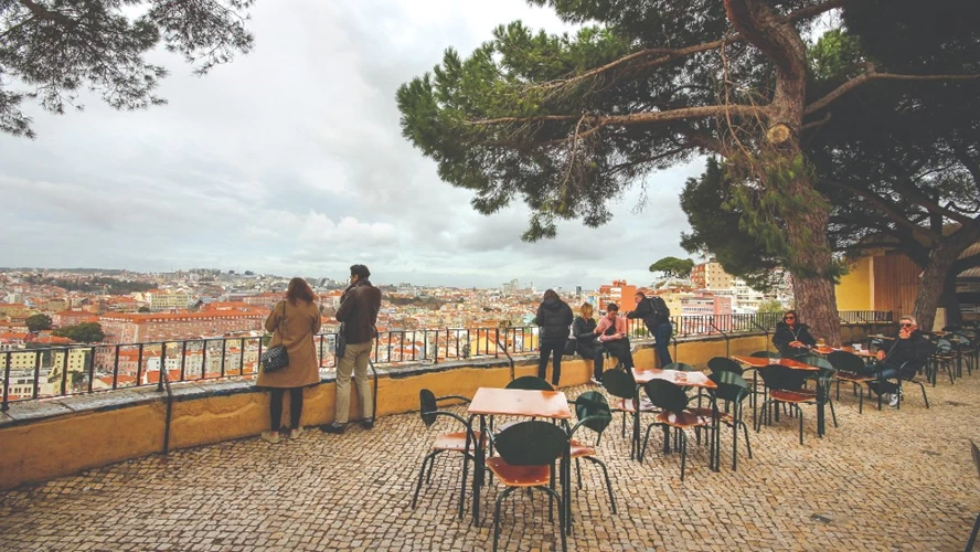 Το «Miradouro da Graça» σερβίρει τη Λισαβόνα στο πιάτο.  © Shutterstock.com
