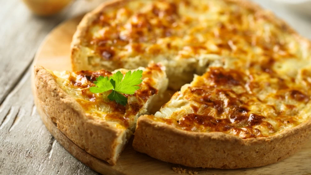 Αρώματα εποχής στο τραπέζι με μία τάρτα με πράσα και Μπεσαμέλ ΓΙΩΤΗΣ