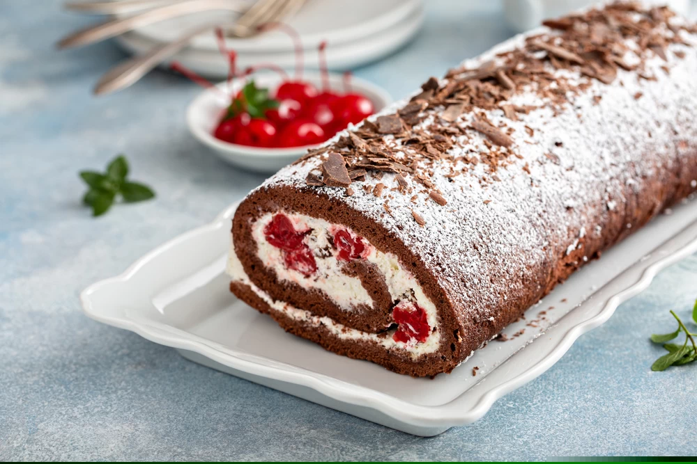 Χριστουγεννιάτικο τραπέζι μ'  έναν μαγικό κορμό Black Forest με γέμιση ΓΙΩΤΗΣ Crème