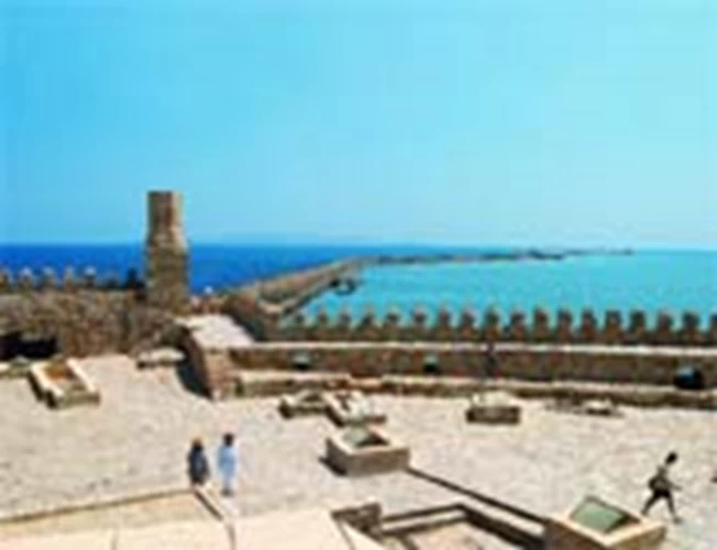 Το φρούριο Κούλε μάς καλοσορίζει στο λιμάνι του Ηρακλείου