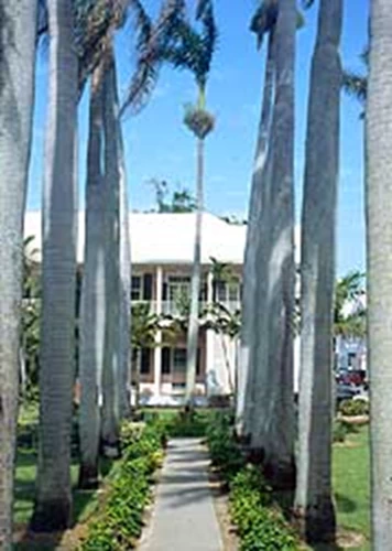 Η κουκλίστικη δημοτική βιβλιοθήκη του Νασάο στις Μπαχάμες