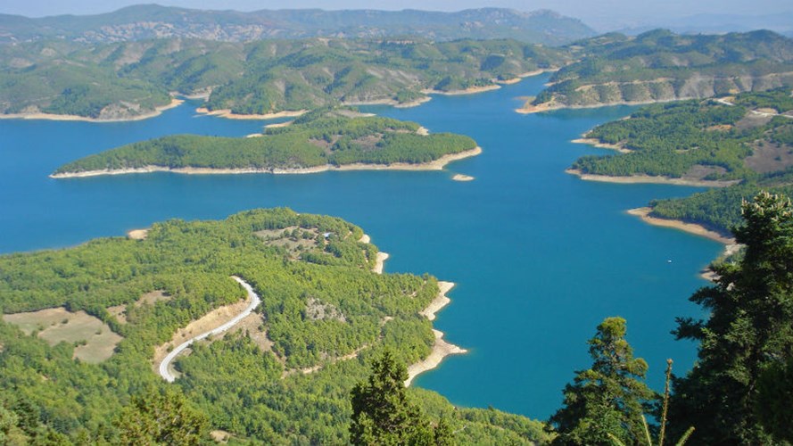Большие реки греции. Озеро Пластирас Греция. Река Альякмон в Греции. Кардица Греция. Река Альякмон.