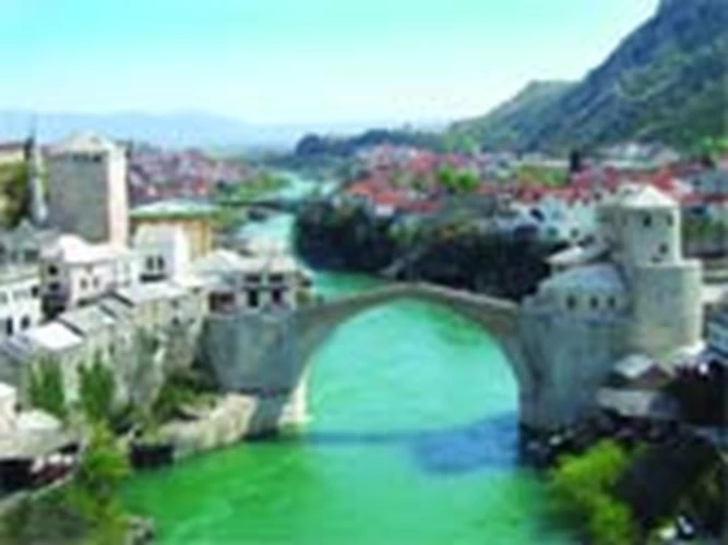 Οι μιναρέδες δίνουν ανατολίτικο χρώμα στις πόλεις της Βοσνίας