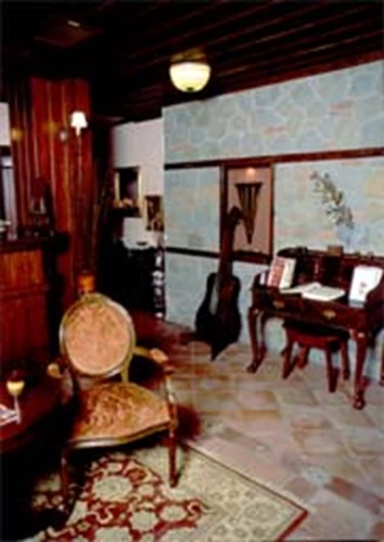 Ευχάριστα ρετρό σημείο στον ξενώνα Βίγλα, το μικρό καθιστικό, στον όροφο όπου βρίσκονται τα δωμάτια. 