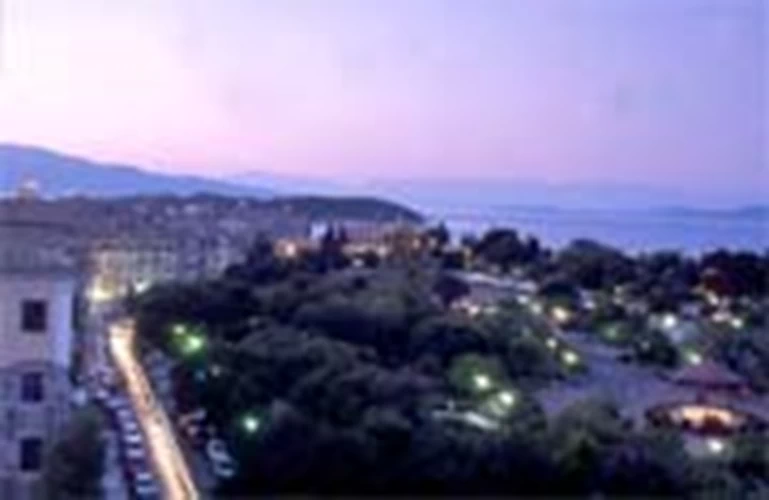 Απολαμβάνεις το δειλινό με άπλετη θέα στην παλιά πόλη από την ταράτσα του ξενοδοχείου Cavallieri. 