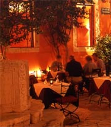 Βενετσιάνικο Πηγάδι: ευφάνταστα πιάτα με έθνικ διάθεση, στο πιο ρομαντικό εστιατόριο της Κέρκυρας