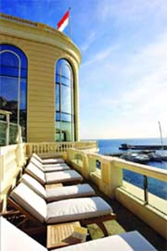 «Hotel Ermitage», από τις ωραιότερες βεράντες με θέα στα σκάφη του Monte Carlo.
