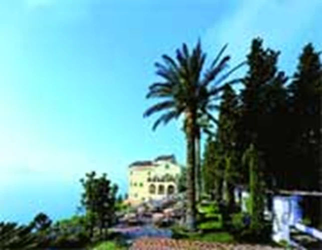 Oι κήποι του «Hotel Caruso» στο Ravello, όπου στεγάζεται το εστιατόριο «Belvedere», είναι από τους ομορφότερους της Costiera Amalfitana. 