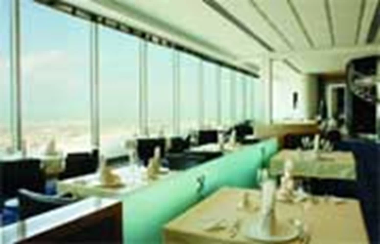 Εμπειρία το γεύμα στο «Vu’s» με θέα σε όλη την πόλη από τον 50ό όροφο των Emirates Towers.