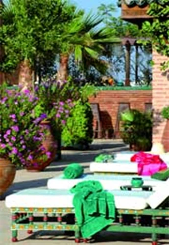  Χαλάρωση στους κήπους του «La Sultana Hotel &Spa». 