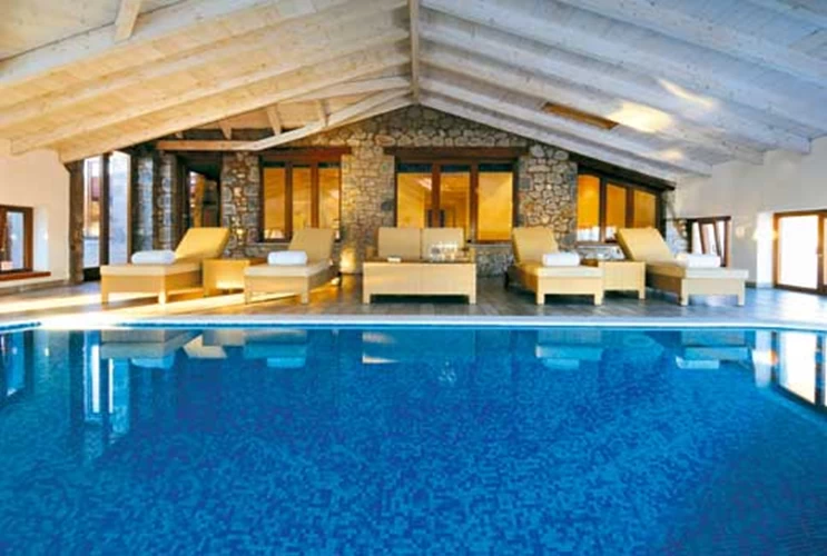 Η θερμαινόμενη πισίνα στο spa του «Santa Marina Arachova Resort & Spa».