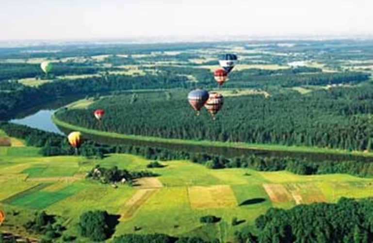 Πτήση με αερόστατο πάνω από τον ποταμό Nερούνας