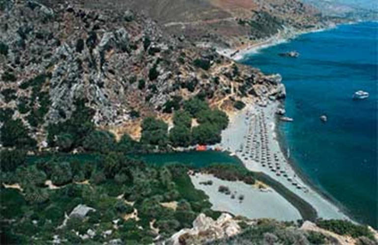 Το πιο… jungle fever ποτάμι της Κρήτης, ο Κουρταλιώτης, με το φοινικόδασος και τις φυσικές πισίνες του είναι το μεγάλο δώρο πίσω από την παραλία στη Λίμνη Πρέβελη. 