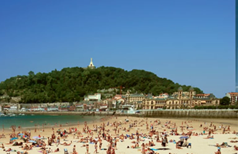 Η Playa de la Concha, μία από τις τρεις παραλίες που κλείνουν στην αγκαλιά τους το Σαν Σεμπαστιάν.