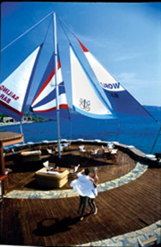 Μπαρ «Sail-in» στο «Εlounda Bay Palace».