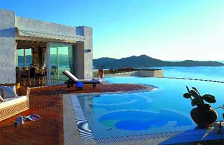 Πισίνα στο ξενοδοχείο «Elounda Gulf  Villas & Suites».