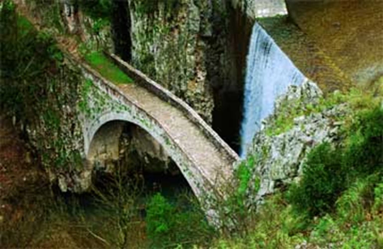 Πέτρινο τοξωτό γεφύρι, στον Ασπροπόταμο. 