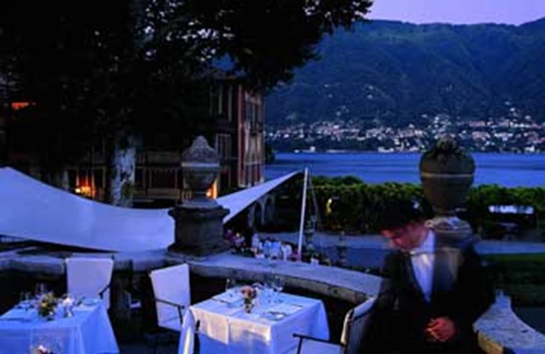 Η βεράντα του εστιατορίου της «Villa d’Este» αγναντεύει τα ήρεμα νερά της λίμνης