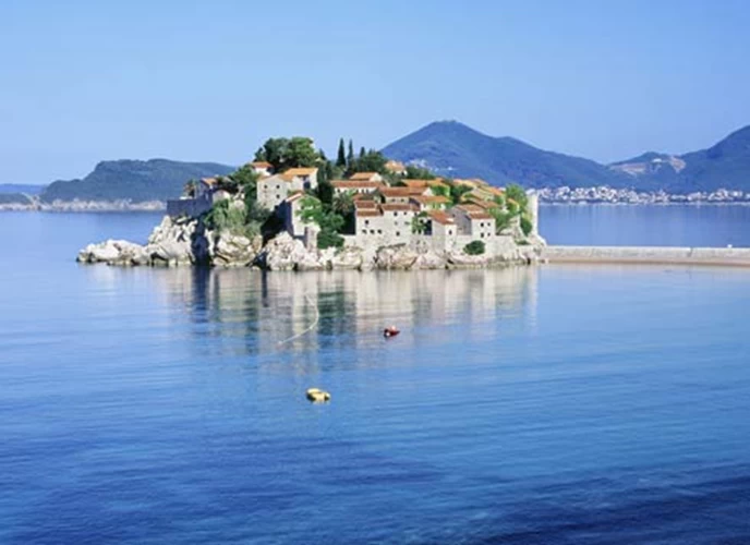 Στο νησάκι του Sveti Stefan–κατά πολλούς, το πιο όμορφο σημείο του Μαυροβουνίου– θα ανοίξει σύντομα τις πύλες του το νέο Amanresort