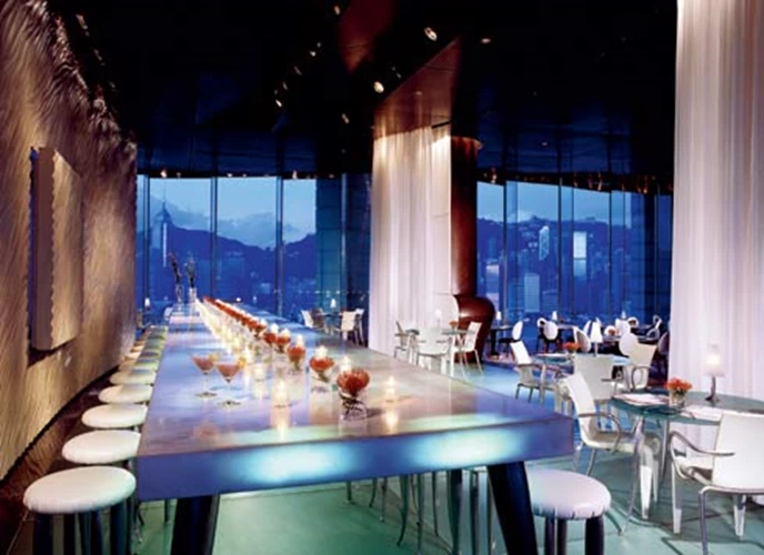 Το bar-restaurant Felix, σε σχεδιασμό του Philippe Starck, σερβίρει –εκτός από υπέροχα cocktails– μοντέρνα κουζίνα