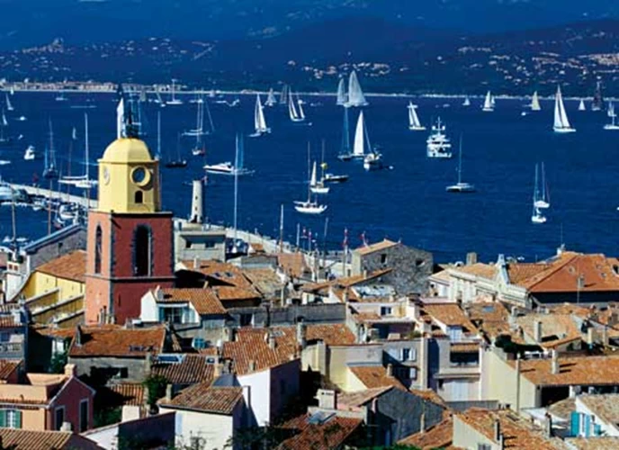 Πανέμορφη η θέα του κόλπου του St Tropez με τα δεκάδες ιστιοπλοϊκά