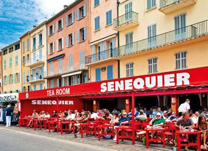 Το «Cafe Senequier» είναι το πιο κλασικό στέκι