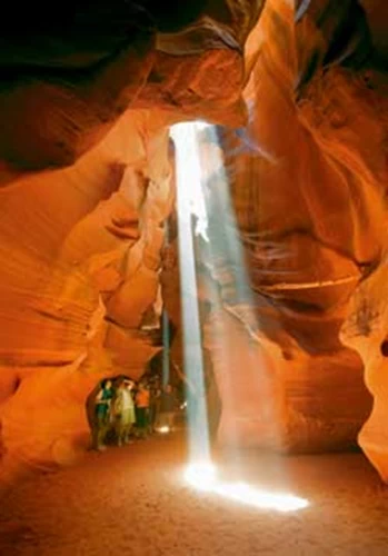 Αρκετά μέτρα κάτω από τη γη, το Αntelope Canyon απολαμβάνει φυσικό φωτισμό κι εξαερισμό χάρη στους πολλούς «φεγγίτες» του